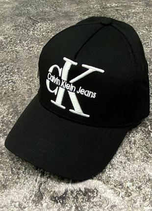 Чорна кепка calvin klein.
