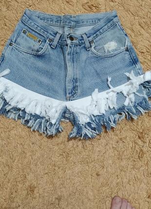 Оригинальные джинсовые шортики.