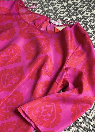 Яскрава сукня міді