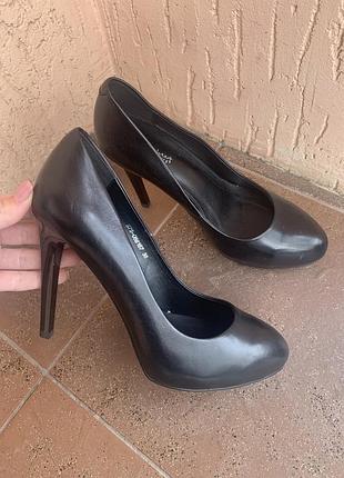 Шкіряні туфлі на каблуку respect 38