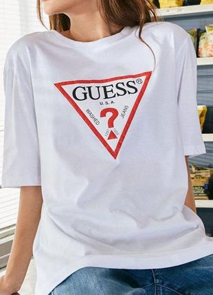Белая женская футболка с логотипом в стиле guess