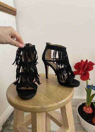 Стильні босоніжки з бахромою