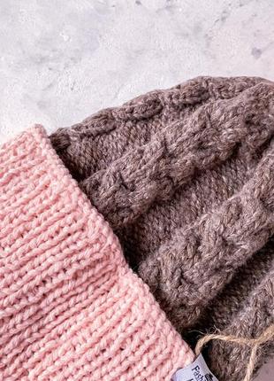 ❄ в'язаний комплект, шапка і рукавиці кавового кольору з рожевим відворотом ❄3 фото