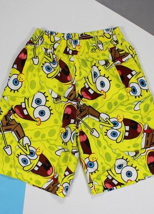 Яркие позитивные пляжные шорты с принтом sponge bob