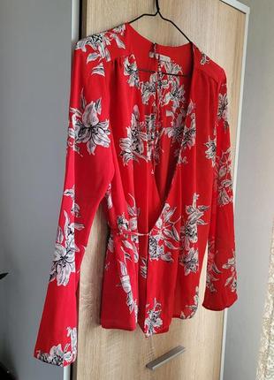 Яркая блузка на запах с цветами1 фото