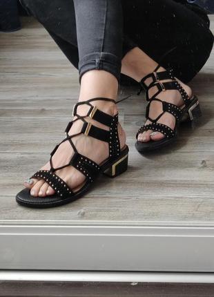 Крутые и стильные босоножки river island на удобном устойчивом каблуке💃