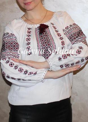 Традиционная женская вышиванка ручной работы