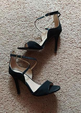 Шикарные замшевые босоножки