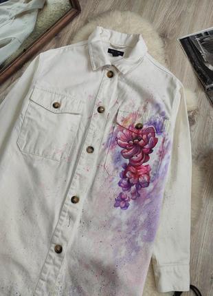 Джинсова рубашка з росписом з малюнком кастон кастомізована рубашка джинсовка джинсова куртка кастом джинсовая куртка кастом с пионами цветы девушка1 фото