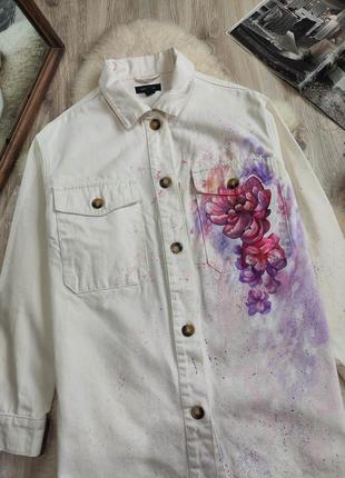 Джинсова рубашка з росписом з малюнком кастон кастомізована рубашка джинсовка джинсова куртка кастом джинсовая куртка кастом с пионами цветы девушка3 фото