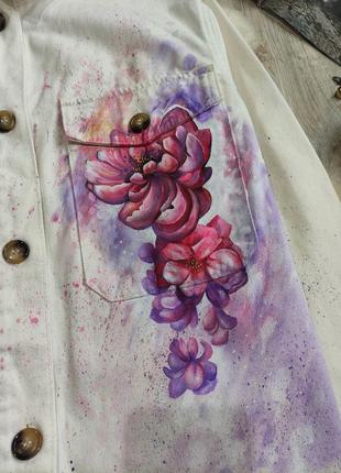 Джинсова рубашка з росписом з малюнком кастон кастомізована рубашка джинсовка джинсова куртка кастом джинсовая куртка кастом с пионами цветы девушка4 фото