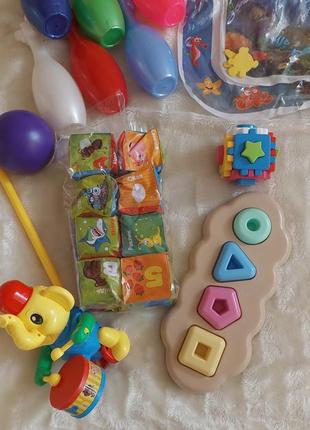 Развивающие игрушки для малышей , музыкальные игрушки, возилка, кубики, сортер, кегельбан, водный коврик,  игра с шариком , мягкая погремушка