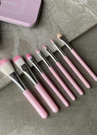 Миниатюрный набор кисточек для макияжа в металлическом футляре2 фото