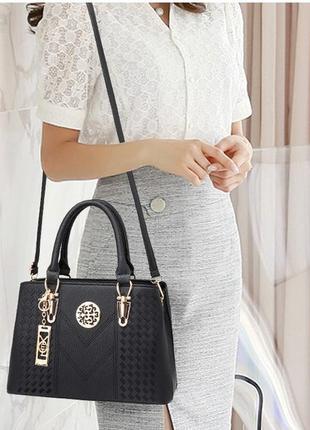 Сучасна жіноча чорна сумка через плече з екошкіри, модна трендова жіноча сумочка для дівчини.10 фото