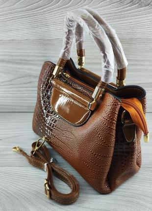 Лаковая женская сумка через плечо коричневая под рептилию, качественная модная сумочка трендовая из  экокожи3 фото