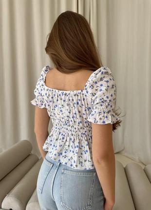 Жіноча трендова блуза з мусліну кольори біла основа +темно-синя квітка; біла основа +рожева квітка; біла основа +блакитна квітка8 фото