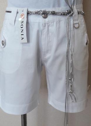 Красивые,яркие белоснежные качественные хлопковые шорты с эффектным пояском