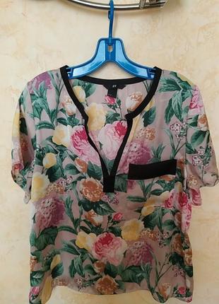 Красивая блузка рубашка с флористичным принтом
