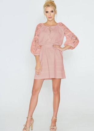 Розовое платье с кружевом на рукавах2 фото
