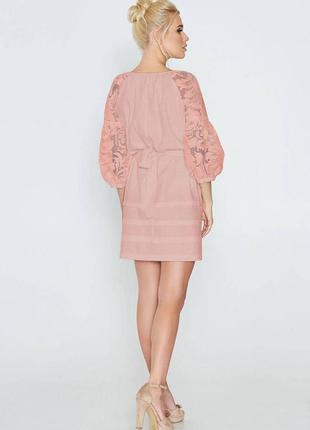 Розовое платье с кружевом на рукавах3 фото
