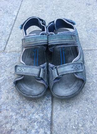 Босоніжки ессо на ліпучках.