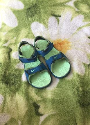 Продам сандалі nike