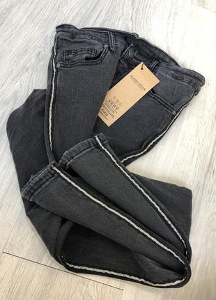 Красивые джинсы с ломпасами jeans print wear