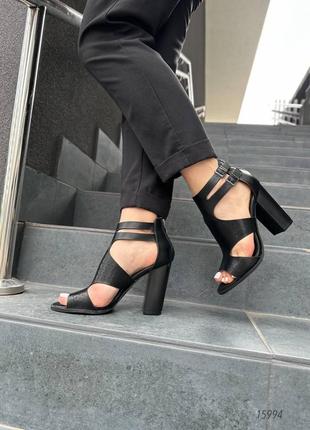 Босоніжки жіночі на підборі, чорні, екошкіра