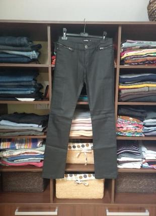 Прямые брюки-джинсы с эффектом кожи2 фото