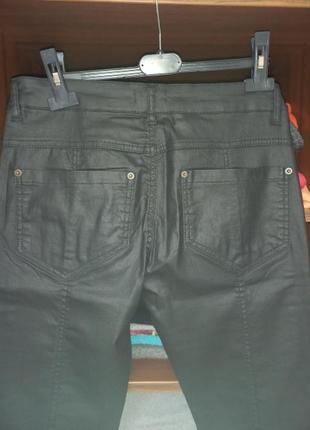 Прямые брюки-джинсы с эффектом кожи4 фото
