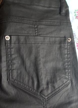 Прямые брюки-джинсы с эффектом кожи7 фото