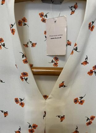 Очень красивая и стильная брендовая блузка в цветочках 22.4 фото