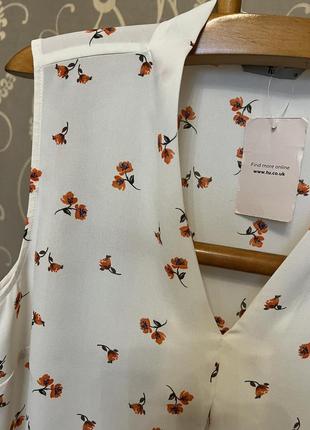 Очень красивая и стильная брендовая блузка в цветочках 22.6 фото