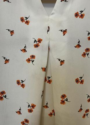 Очень красивая и стильная брендовая блузка в цветочках 22.8 фото