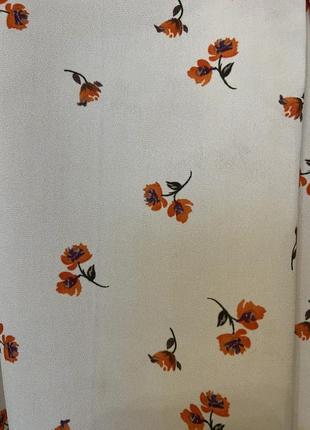 Очень красивая и стильная брендовая блузка в цветочках 22.10 фото