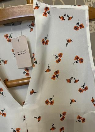 Очень красивая и стильная брендовая блузка в цветочках 22.9 фото
