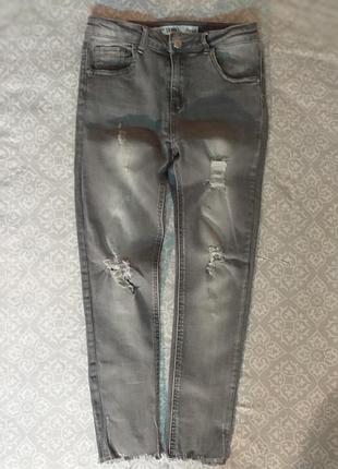 Серые джинсы скини с необработанным краем