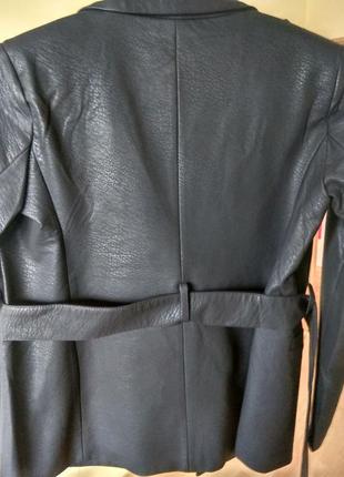 Кожаный пиджак с поясом8 фото