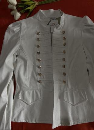 Пиджак молочного цвета из качественного кожзама. на размер s m1 фото