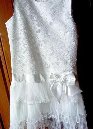 Нарядное праздничное белое платье на выпускной девочке
