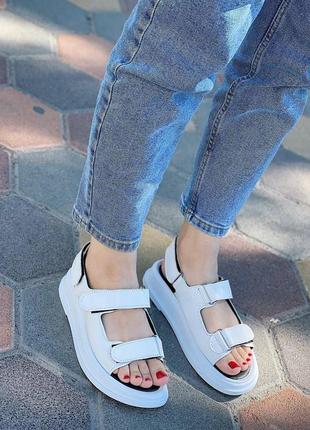 Кроссовки из натуральной кожи, высота подошвы: спереди 3 см сзади 5 см