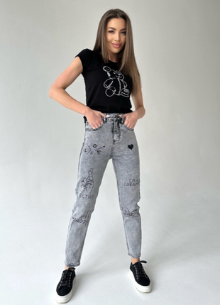 Джинсы момы с вышивкой