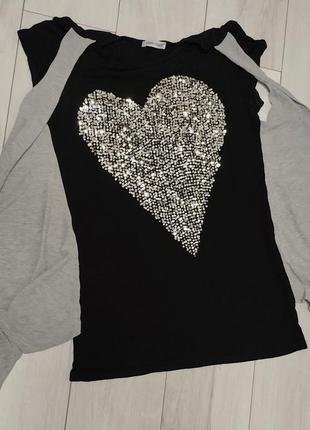 Черная футболка с блестками в форме сердечка