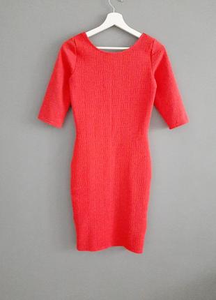 Силуэтное красное фактурное платье миди_# 7511 фото