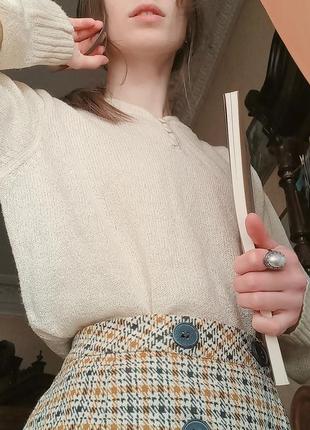 Вінтажний бежевий легкий светр з перламутровими ґудзиками