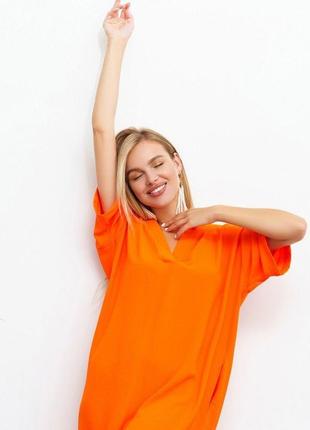 Оранжевое свободное платье с v-образной горловиной4 фото