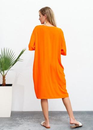 Оранжевое свободное платье с v-образной горловиной3 фото