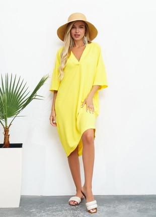 Желтое свободное платье с v-образной горловиной