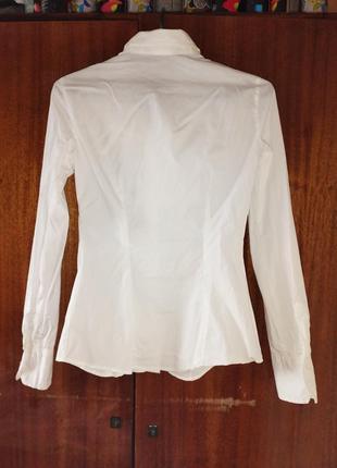 Белая рубашка хлопковая полуприталенная рубашка облигающая с рюшами9 фото