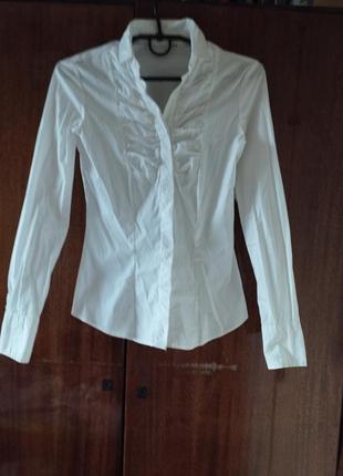 Белая рубашка хлопковая полуприталенная рубашка облигающая с рюшами3 фото
